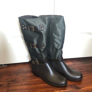 DAV rain boots. Size 11